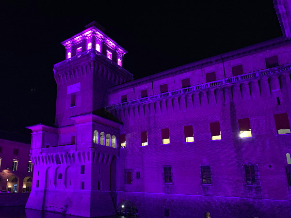 illuminazione castello estense Ferrara notte rosa